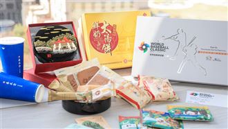 ▲大聯盟傳奇救援王李維拉（Mariano Rivera）6日搭機抵台，市長盧秀燕準備太陽餅等美食迎賓。（圖／台中市政府提供）