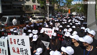 0306海外牙醫到衛福部抗議(記者黃仲丘攝影)