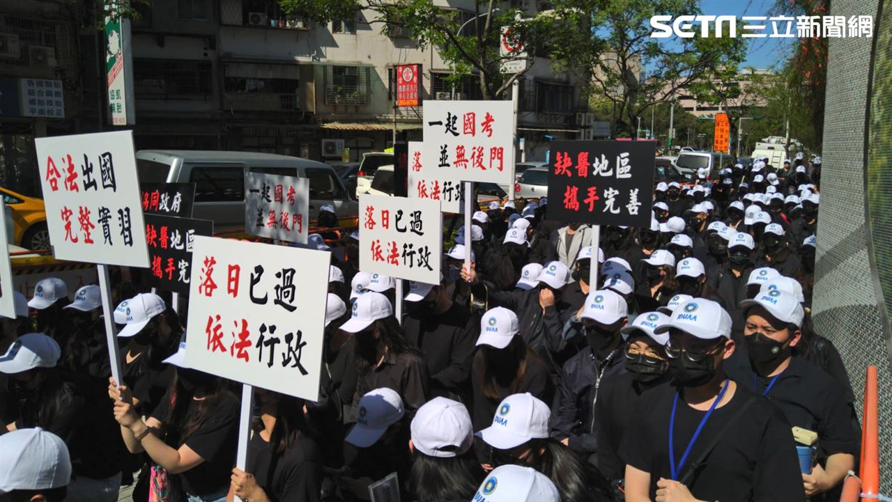 爭實習！逾百「海歸牙醫」衛福部前跪了