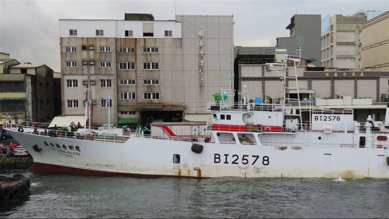 台漁船公海救援6美籍船員　漁業署讚表率