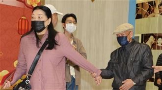 李炳輝(圖後)和妻子雅惠(圖前)10日上午出席活動。（圖／記者邱榮吉拍攝）