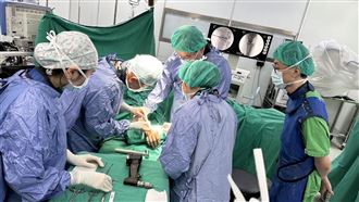 台中男子車禍遭撞飛，右手撐地導致月狀骨脫臼。（圖／大里仁愛醫院提供）