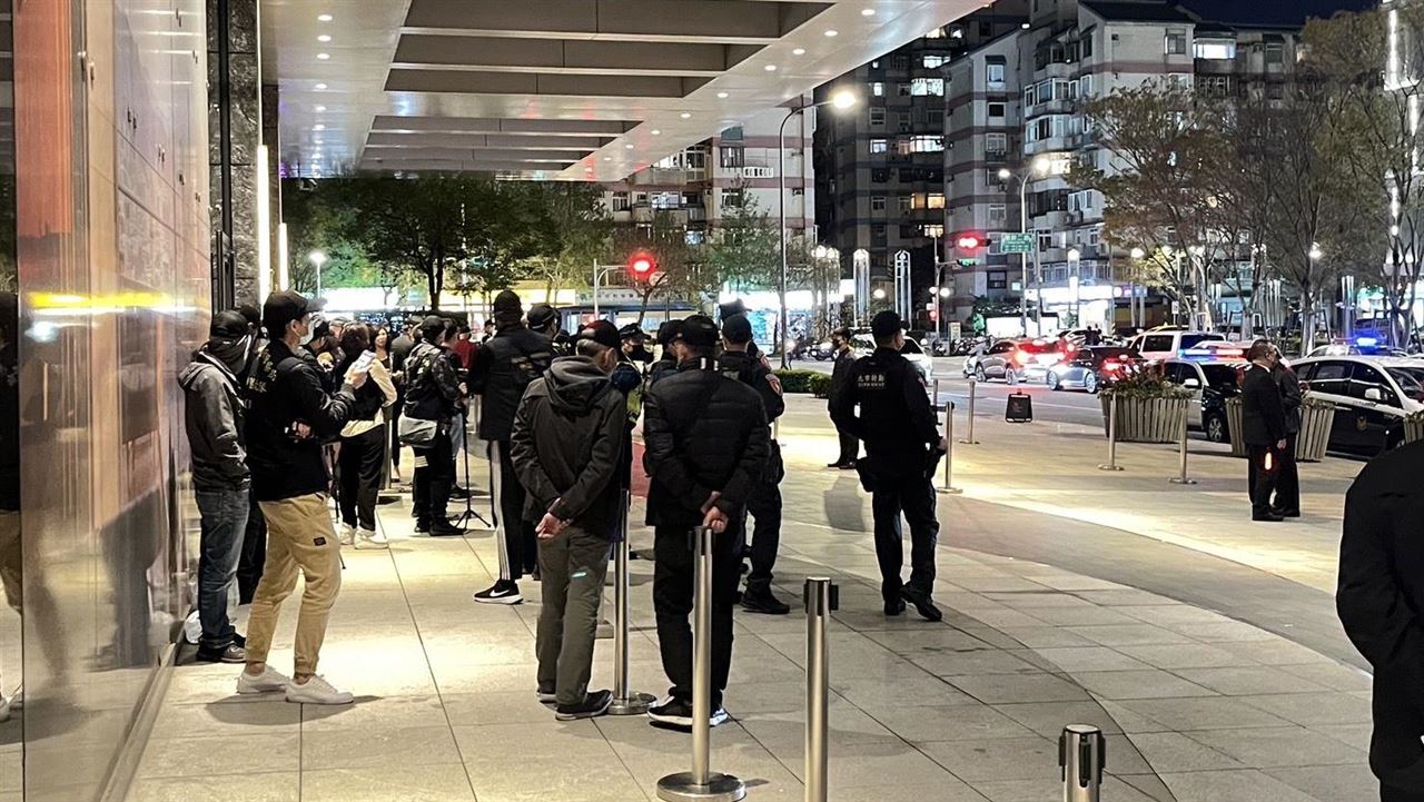 明仁會新會長首辦春酒　8百黑衣人聚中山