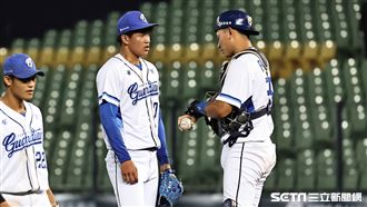 ▲世界棒球經典賽官辦熱身賽，富邦悍將投手黃保羅和捕手戴培峰交談。（圖／記者劉彥池攝影）
