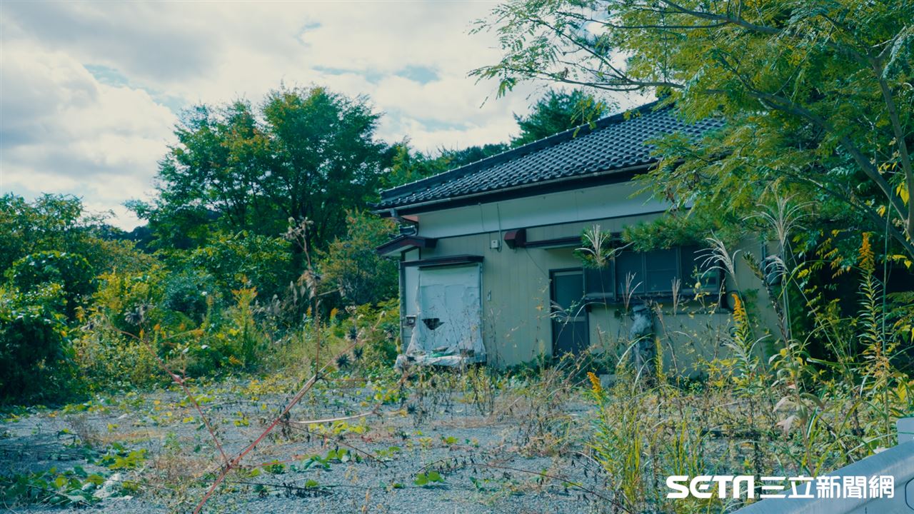 福島縣仍有許多地方暫時回不去，被歸列為「歸還困難區域」，也就是整年輻射累積劑量超過50毫西弗的地區，得徹底疏散避難，原則上是禁止進入的，雖然他們的家看起來完好無缺，但卻有看不見但對人體有害的輻射。（圖／資料照）