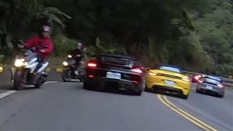 保時捷跑山逆向超車！他貼山壁閃車：殺人