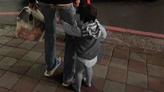 2歲童只包尿布光腳！她關心遭嗆：帶去養