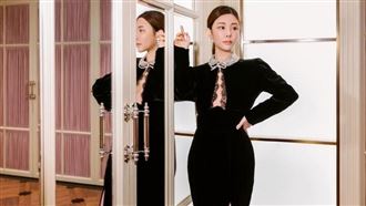 蔡天鳳母親曾曬出女兒的奢華衣帽間，連房產證件都入鏡。（圖／翻攝自蔡天鳳IG）