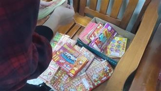 苗栗光復路，彩券行，千斤頂撐起鐵捲門，偷走1300多張刮刮樂，刮500張中2萬，慶生被逮(圖／翻攝畫面)