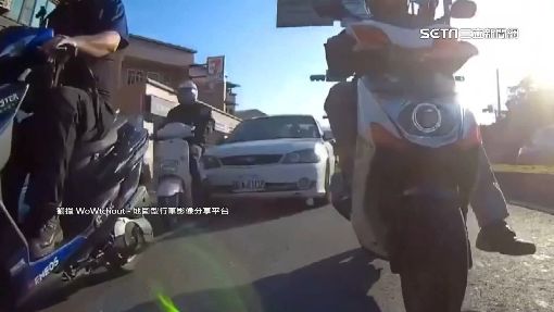 驚魂！汽車直撞機車尾　騎士後仰噴飛摔地