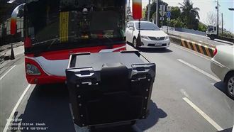 神明要我闖過去？重機停紅燈擋到進香團　廟方1舉動網氣炸：陋習！