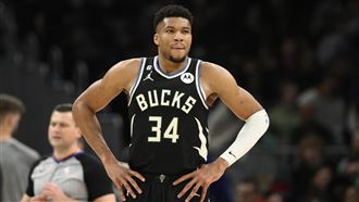 ▲「字母哥」安戴托昆波（Giannis Antetokounmpo）6日「偷來」的第10個籃板，遭NBA撤銷。（圖／美聯社／達志影像）