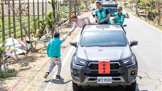 名間鄉長陳翰立和蔡培慧掃街謝票。（圖／翻攝自陳翰立臉書）