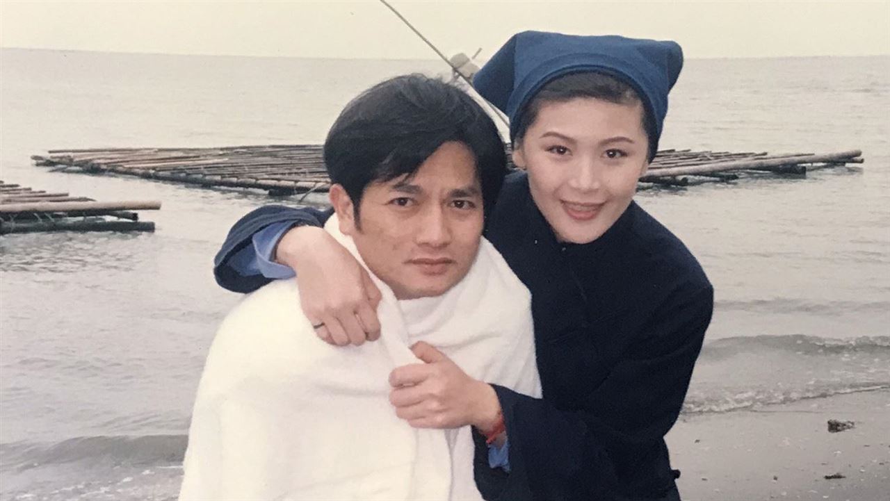 鄭仲茵陷婚姻糾葛　昔搭檔曬「親密合照」