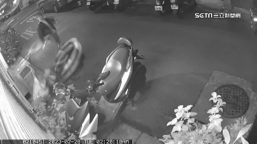 228連假喝太茫！醉漢沿途狂踹停放機車