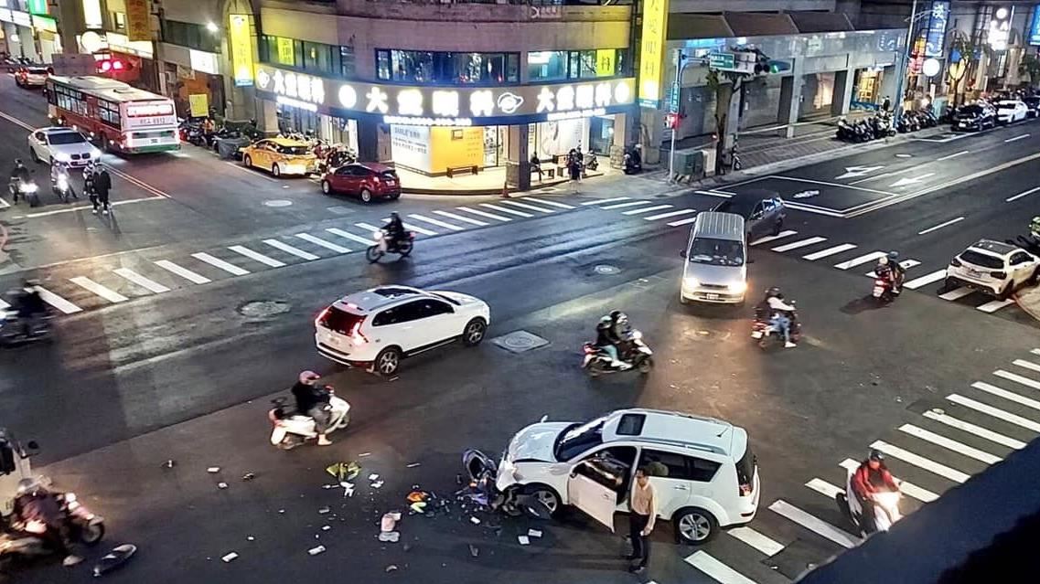 遭切西瓜休旅車撞飛！蘆洲雙載父女檔重摔
