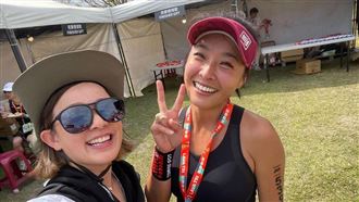 小嫻（圖右）第一次參加三鐵就完成，終點站看見林彥君快掉淚。（圖／翻攝小嫻臉書）