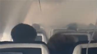 影／波音737起飛客艙「瀰漫濃煙」！乘客嚇哭驚魂畫面曝　機長急返航。（圖／翻攝自推特）