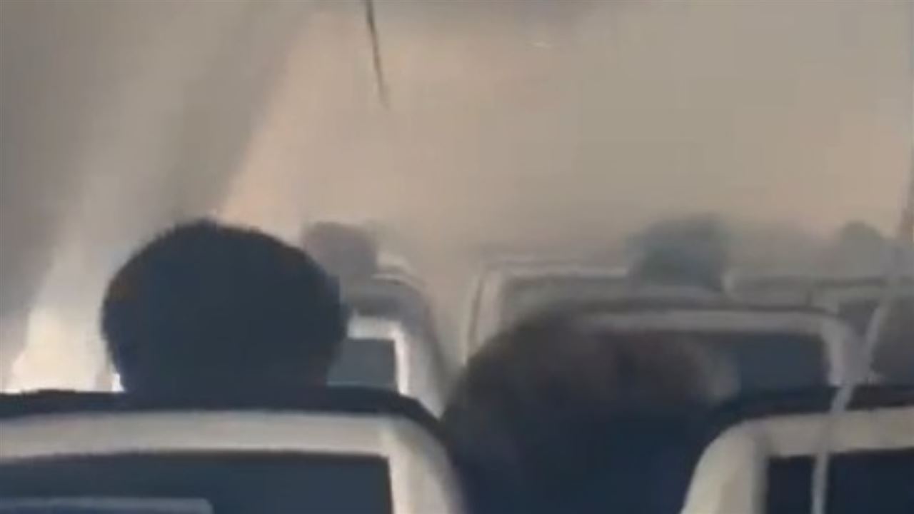 波音737起飛後客艙瀰漫濃煙　驚魂畫面曝