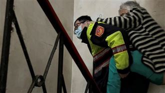 新北,土城警,暖心,揹,醫院,漏尿,體力不支