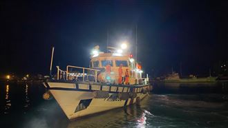 新長發88號船員遺體載抵基隆漁船「新長發88號」在釣魚台海域翻覆，船上共有台灣籍船長和6名印尼籍船員，海巡署10050艇6日晚間將一具印尼籍船員遺體載抵基隆港東15碼頭，由基隆海巡隊初步勘驗遺體，確認身分後報請檢察官相驗。（海巡署提供）中央社記者王朝鈺傳真  112年3月7日