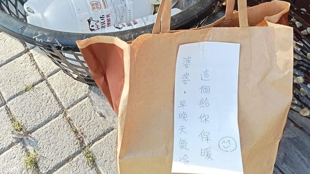 餐廳回收物旁多放1紙袋　15字紙條惹哭網