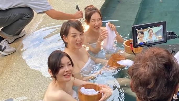 何如芸曬泡湯辣照　3女神激裸春光超凍齡