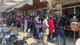 馬祖南竿鄉連江縣農會信用部今（7）日中午開始配售，每盒10顆、65元，每人限買一盒，排隊人龍長達百公尺。（圖／翻攝畫面）