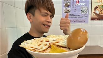 台灣近日鬧雞蛋荒，蔡阿嘎po出獨享「1碗雞肉飯+3蛋」。（圖／翻攝蔡阿嘎臉書）
