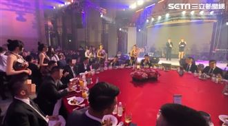 明仁會在萬豪酒店舉辦春酒，現場辣妹雲集。（圖／民眾提供）