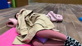 女教授健身遭教練暴力拉伸 胸椎秒爆裂骨折「差點死在健身房」（圖／翻攝自紅星新聞）