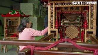 值年爐主陳春金女士盡心盡力地為媽祖婆擦拭神轎