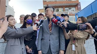 T1聯盟鬥毆案球員到案說明  律師受訪台灣職籃T1聯盟桃園永豐雲豹隊日前與台灣啤酒英熊隊在場上爆發嚴重衝突，被網友告發涉違反社維法。涉案雲豹成員多人7日由律師（前右2）等陪同到案說明，律師受訪發言。中央社記者黃麗芸攝  112年3月7日