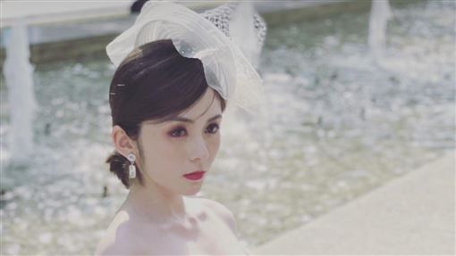 混血童星怒撇用交友軟體　辣曬低胸婚紗照