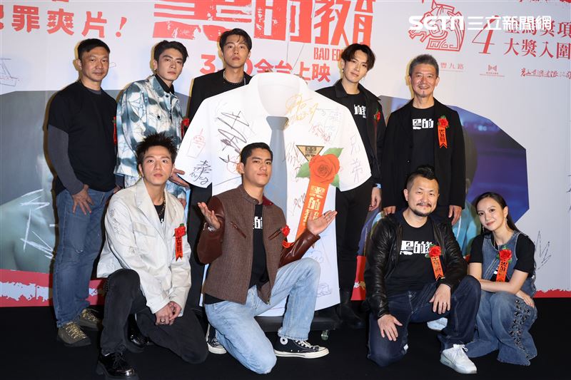 大飛（左起）黃信堯、導演柯震東、張寗、監製九把刀、監製柯耀宗出席「黑的教育」首映會。（記者邱榮吉/攝影）