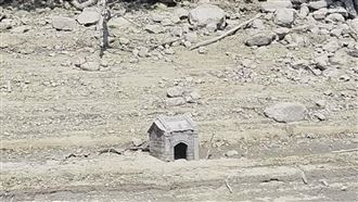 石門水庫蓄水量降  阿姆坪土地公廟露出（2）阿姆坪土地公廟位在石門水庫蓄水區內，是水庫水情指標，以水庫滿水位約245公尺來看，若水位降至約240公尺以下，土地公廟就會露出；至7日傍晚5時，石門水庫水位約236公尺，也讓這座小廟今年首度現身。（北水局提供）  中央社記者葉臻傳真  112年3月7日