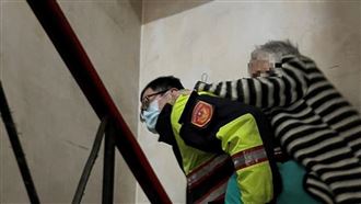 老婦無力癱軟坐地！土城警背5樓送回家　「失禁沾身」回3字暖哭網。（圖／翻攝自土城分局警聲雲臉書）