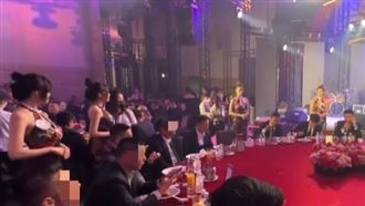 明仁會在萬豪酒店舉辦春酒，現場辣妹雲集。（圖／民眾提供）