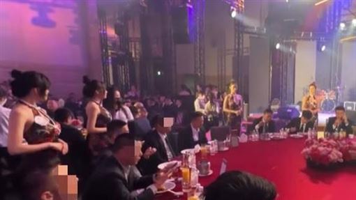 明仁會旗袍辣妹本站門口迎賓！他怒才後退