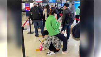 男友,女友,人肉板凳(圖/翻攝自臉書粉專好fashion呀你)