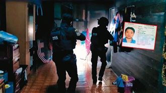 泰國警方日前獲報，荷槍實彈直搗謝志樂曼谷的販毒基地。（翻攝Discovery頻道）