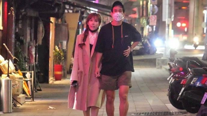 交往失婚富商5年　女主播親密互動全被拍