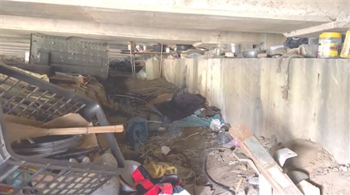 躲通緝成穴居人　八里水仙橋下夾縫住1年