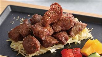 4月30日前，憑WBC任一場賽事門票，到西堤消費2客經典套餐，單客主餐可免費升級「重磅肉肉控鐵板牛排」。（圖／王品集團提供）