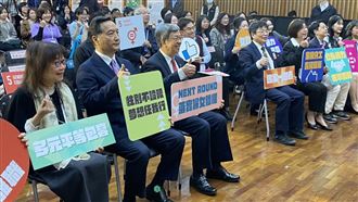 陳建仁（左三）今日上午出席出席「2023 NEXT ROUND我們的下一回合」慶祝婦女節的系列活動。（圖／記者簡浩正攝影）