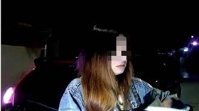 ▲女子深夜開著遭註銷車牌的權利車趴趴走，遭到警方盤查，又從隨身物品中搜出5張郵票（圖／翻攝照片）