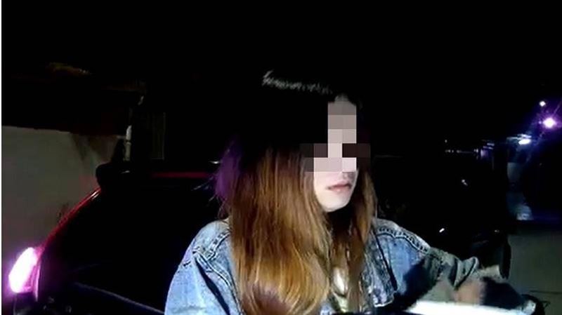 女深夜訪友轎車停路中　警搜出5張毒郵票