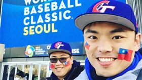 洪孟楷貼出幾張過去幫中華隊加油的照片並說，蹭棒球？已經蹭了三十年了，還打算一輩子蹭下去！（圖／翻攝自洪孟楷臉書）