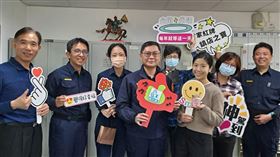 揪感心ㄟ 土城警分局長親送小禮物 歡慶38婦女節，圖翻攝畫面