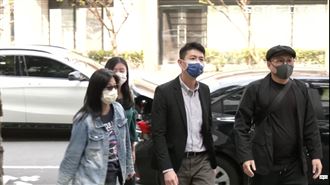 遭單親媽控性侵！荒山亮面色凝重現身警局